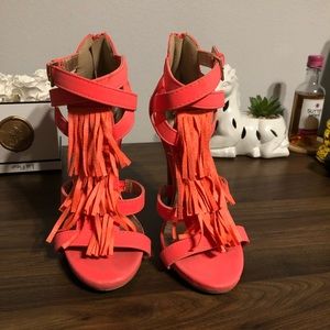 Neón pink fringe heels
